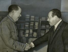 Visiting Chinese Prime Minister Kakuei Tanaka shakes hands with Chinese President Mao Zedong (left).